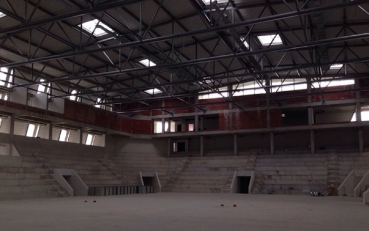 Вече покриват залата в Ботевград, строежът върви по план