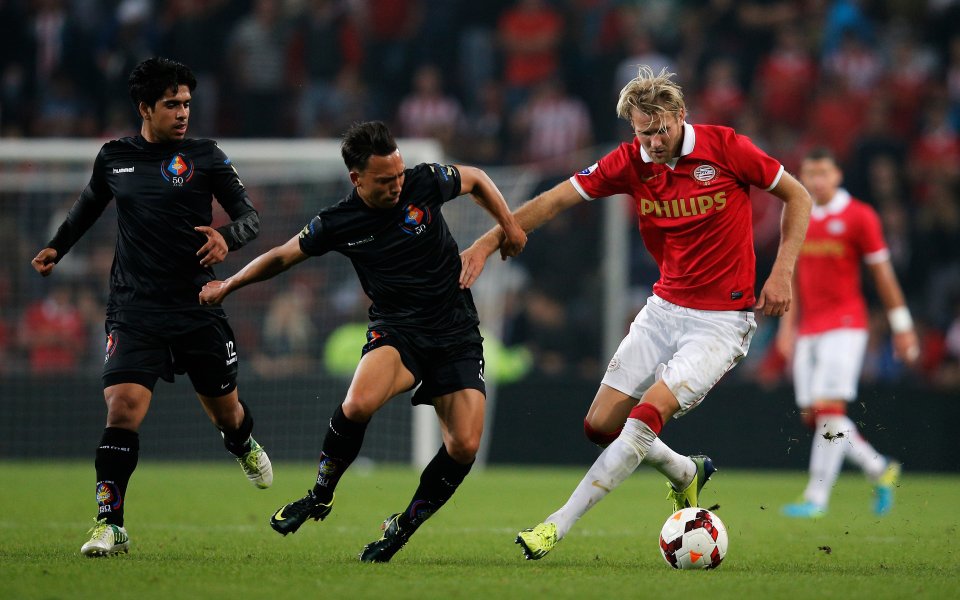 Без Манолев, но с гол на друг изгнаник, ПСВ взе мъчна победа