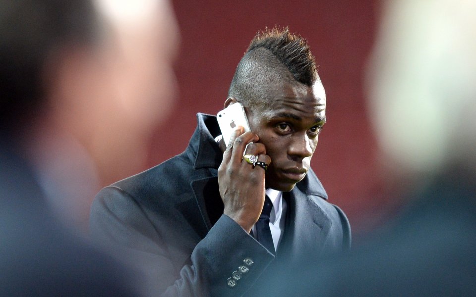 Канаваро: Феновете освиркват Балотели от страх