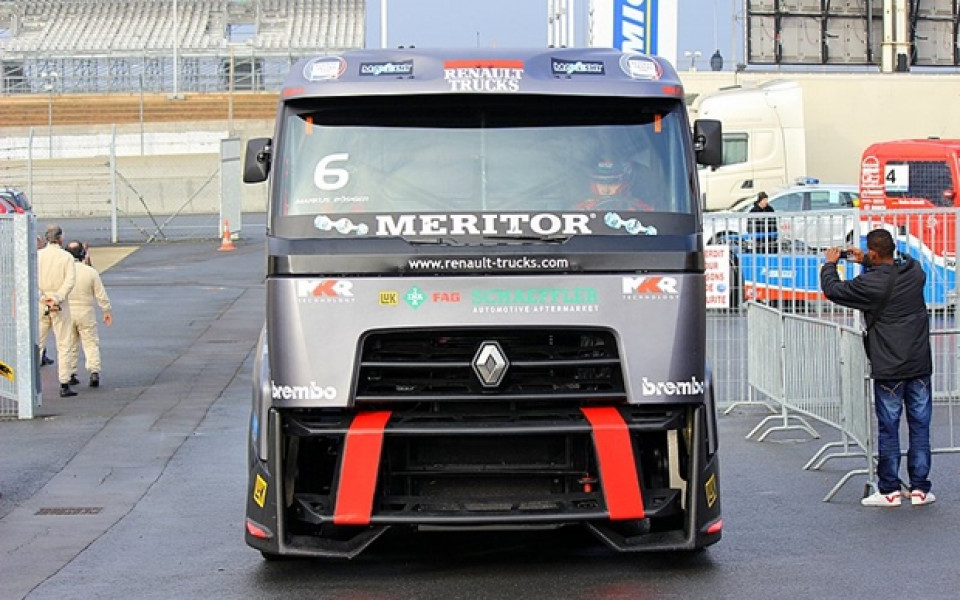 СНИМКИ: „24 часа на камионите” в Льо Ман събира над 30 000, гледат и изрисувани кабини