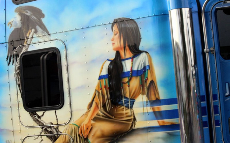 СНИМКИ: 24 часа на камионите в Льо Ман събира над 30 000, гледат и изрисувани кабини