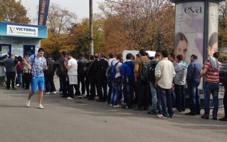 Билетите за сектор В свършиха, вече има опашка на касите