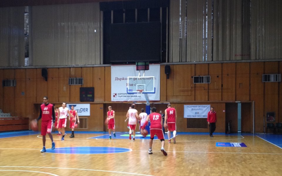 Лукойл се размина с Левски, тренира само без спортния директор