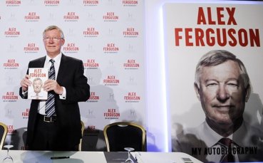 Фенка на Ман Юнайтед чакала 35 часа, за да купи първата автобиография на Сър Алекс