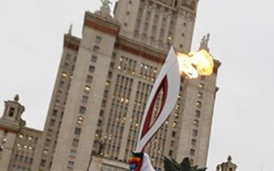 ВИДЕО: Нов куриоз - олимпийският факел се възпламени в Дядо Мраз