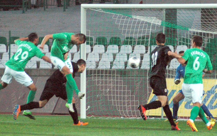 СНИМКИ: Берое се изравни с Левски, след като удари Славия при дебюта на Радуканов