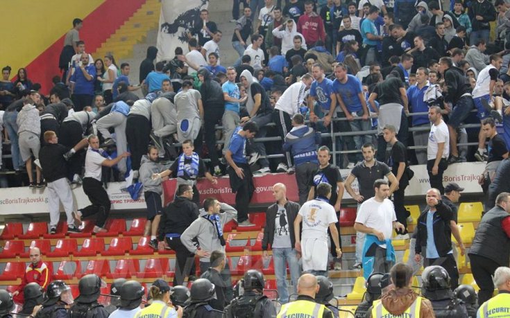 СНИМКИ: Фенове тръгнаха на бой с Партизан в Скопие, мелето се размина за малко