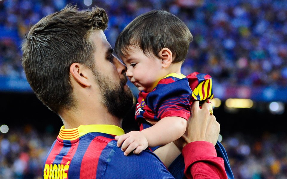 Адриано и Пике на линия за мача с Милан