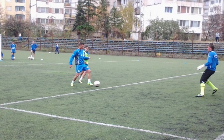 СНИМКИ: Нуно Пинто тренира с децата на Герена