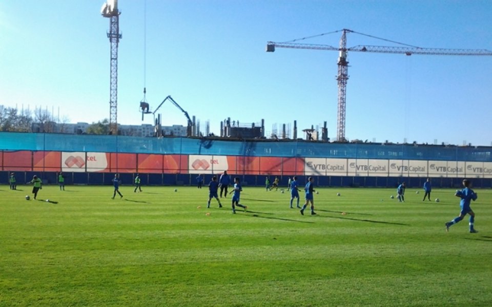 СНИМКИ: Левски награди деца с тренировка на официалния терен