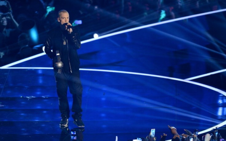 СНИМКИ: Гаджето на Азаренка бе домакин на EMA, Майли Сайръс пак скандализира