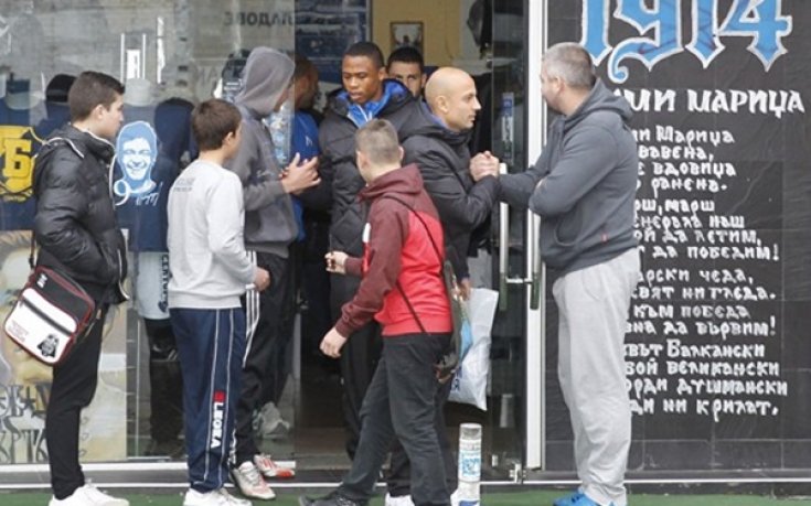 Гаджев, Мюлдер и Пелето дариха пари от името на всички в Левски