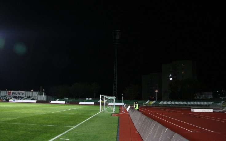 СНИМКИ: Пробем в осветлението за малко не прекрати квалификацията в Стара Загора