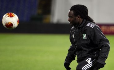 Безумие в Стара Загора: Фенове на Берое нападнаха Лудогорец, изпратиха футболист в болница