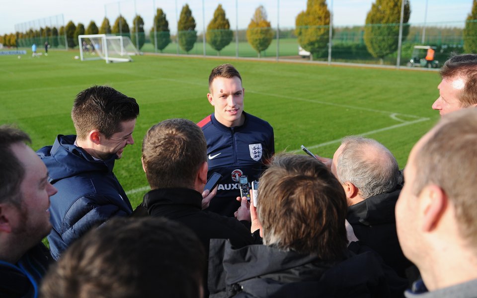 Фил Джоунс аут от контролата с Германия