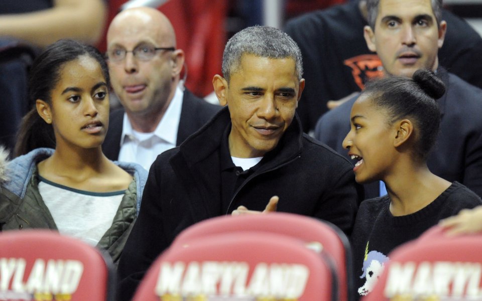 Обама заведе семейството на колежански баскетбол