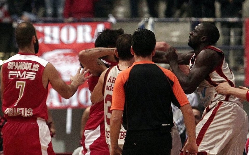 ВИДЕО: Юмручен бой нажежи страстите на Олимпиакос-Галатасарай