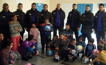 Етър Велико Търново стопли сърцата на деца от помощно училище