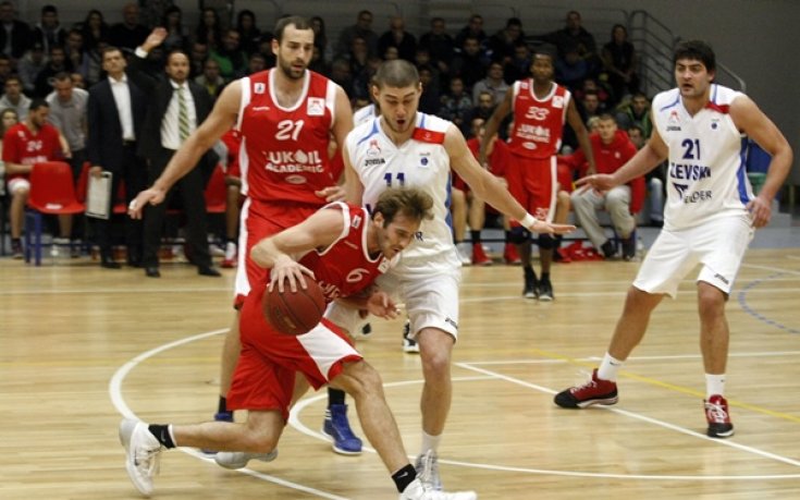 СНИМКИ: Слабо първо дерби Левски-Лукойл, с очакван победител