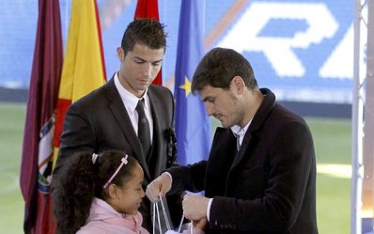 СНИМКИ: Реал не остави дете без подарък за Коледа