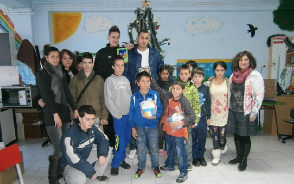 Волейболистите на Марек Юнион Ивкони посетиха дом за деца, Цецо Соколов направи мил жест