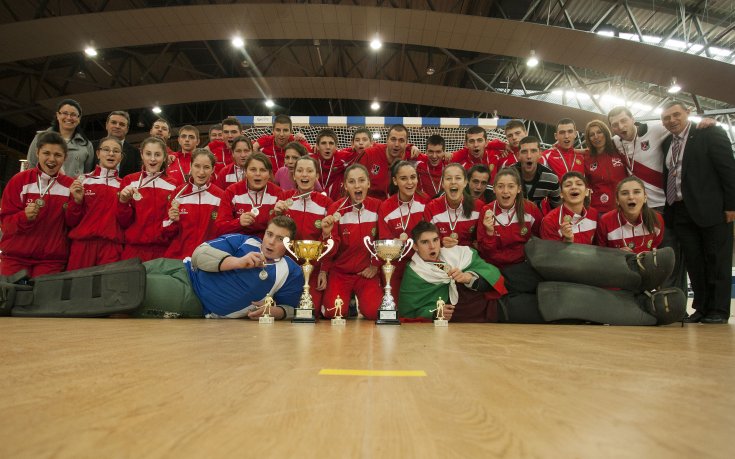 Сребро за юношите и девойките на Балканското по хокей в зала