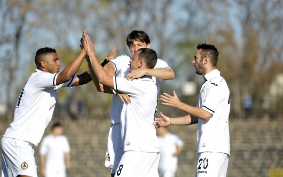 Славия преговаря с трима българи, започва с нов македонец