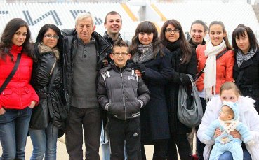 СНИМКИ:  Легендата на Локо Пд Гочо Василев се снима с най-верните фенки на „черно- белите”