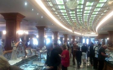 Дани Кики, изненадан със сладоледена торта от домакините, които глезят Локо Пд