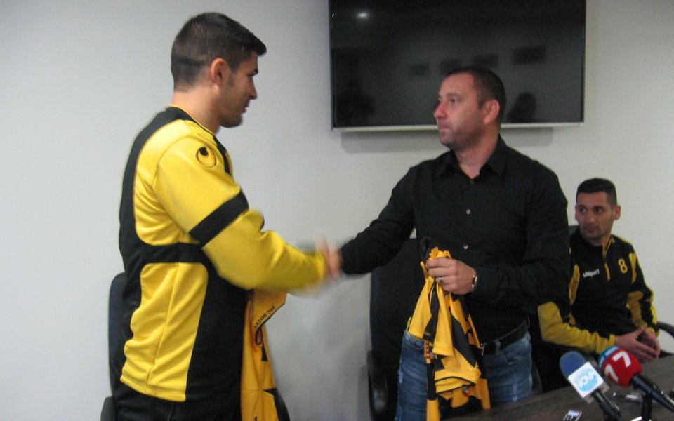 Ботев чака холандеца Кастилион директно в Кипър