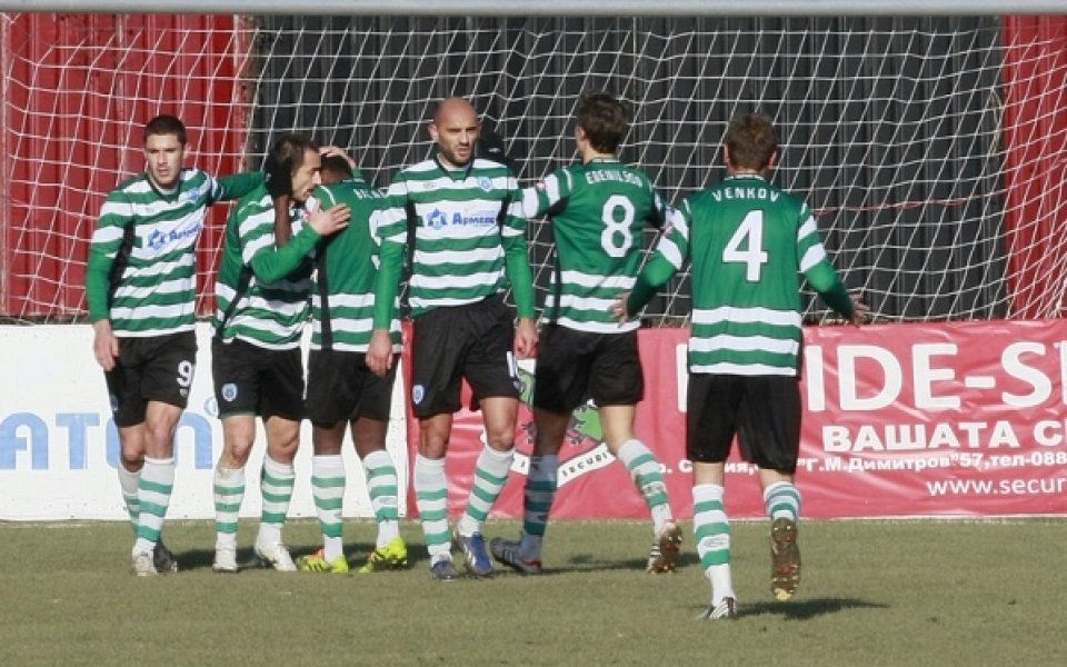 Смениха съперника на 