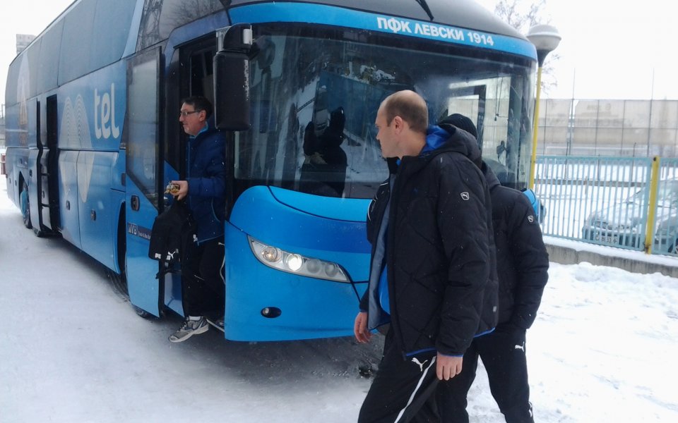 СНИМКИ: Левски се прибра в снежна София