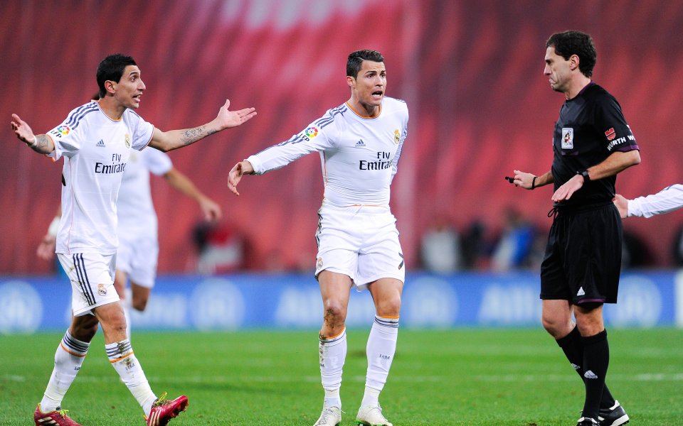 Роналдо отнесе три мача наказание