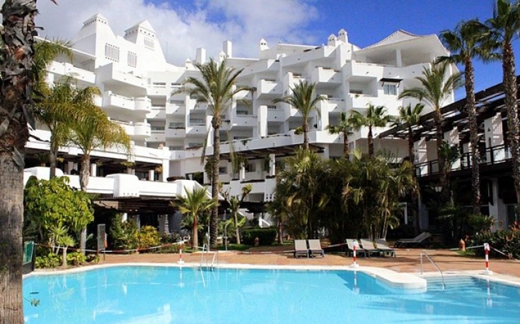 СНИМКИ: Хотелът и фитнесът, където живее и тренира Локо Пд в Естепона