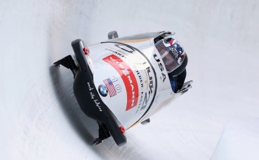 Олимпиец разби вратата на банята си при инцидент