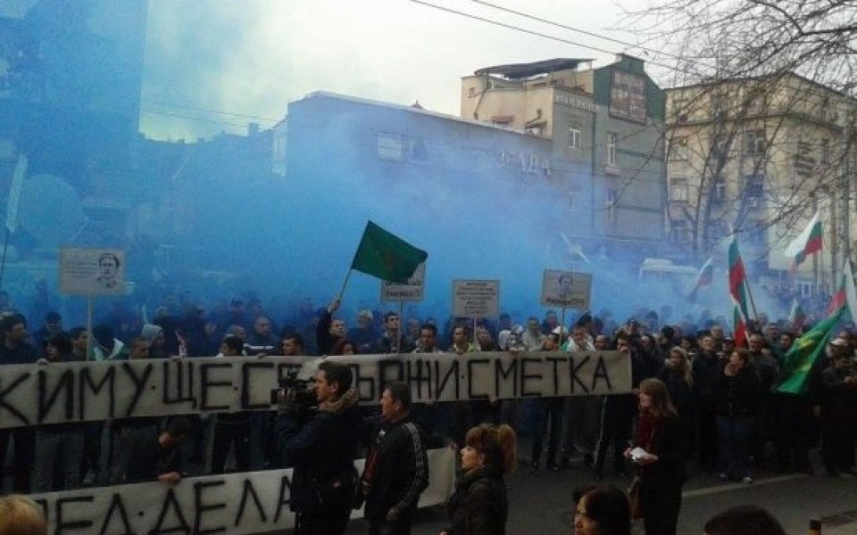 Бой и ранени в Пловдив, феновете се включиха в протеста