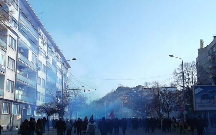 Бой и ранени в Пловдив, феновете се включиха в протеста