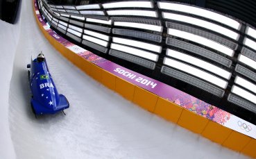 Женският бобслей на Бразилия със зрелищна катастрофа
