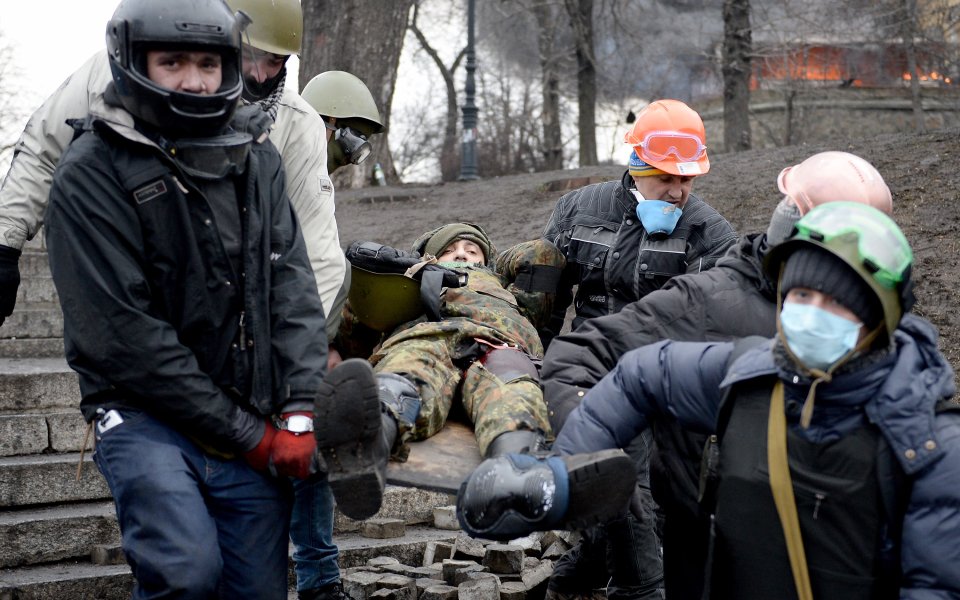 Днепър – Тотнъм започва с минута мълчание