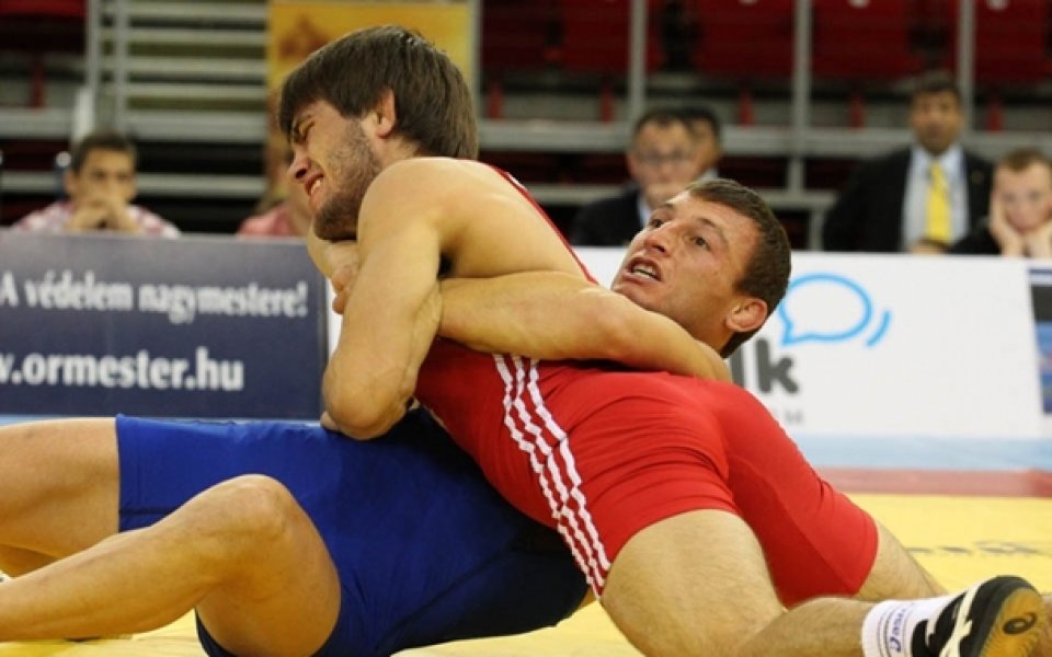 Костадинов и Леонид Базан с поясите на „Никола Петров“ и „Дан Колов“