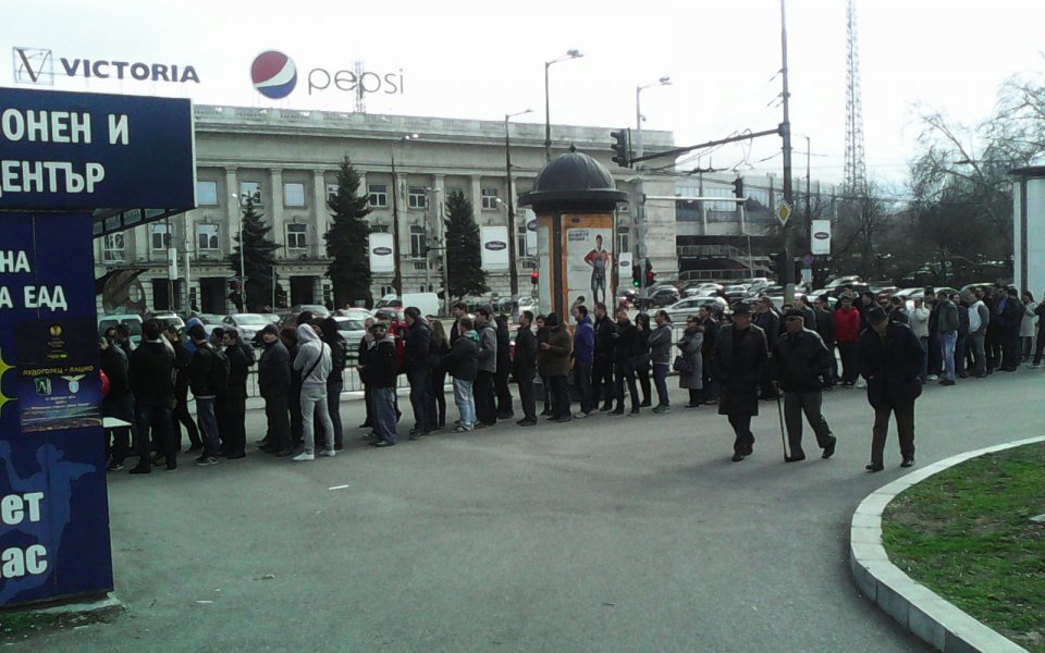 Опашка за билети - 17 000 продадени, пропуските за „А“ и „В“ сектор свършиха, отварят „Б“ и „Г“