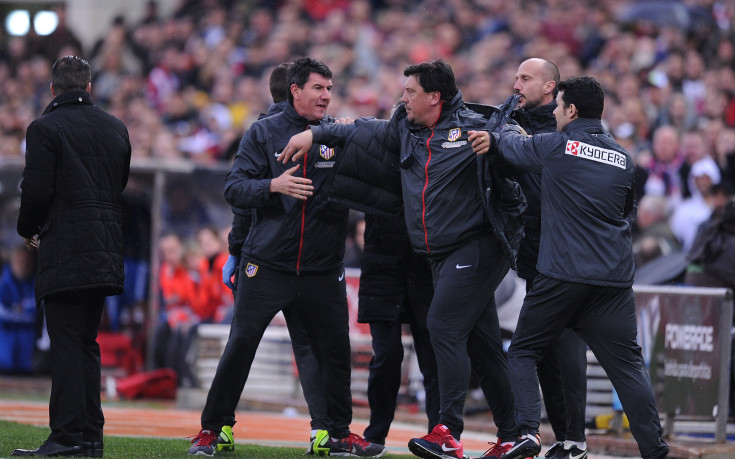 ВИДЕО: Треньор на Атлетико Мадрид скочи на съдията на дербито с Реал
