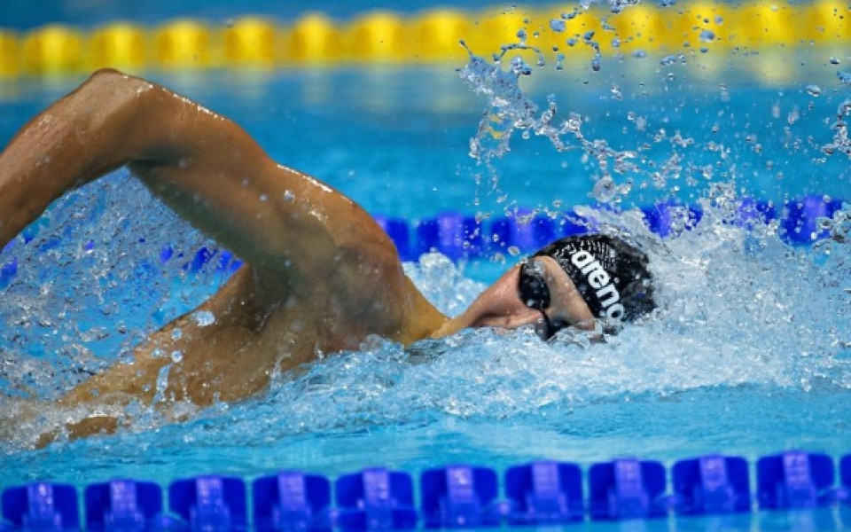 Български плувец с три рекорда на състезание в Португалия