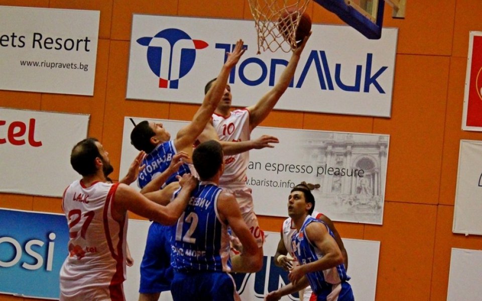 Лукойл взе дербито в първия мач на Везенков