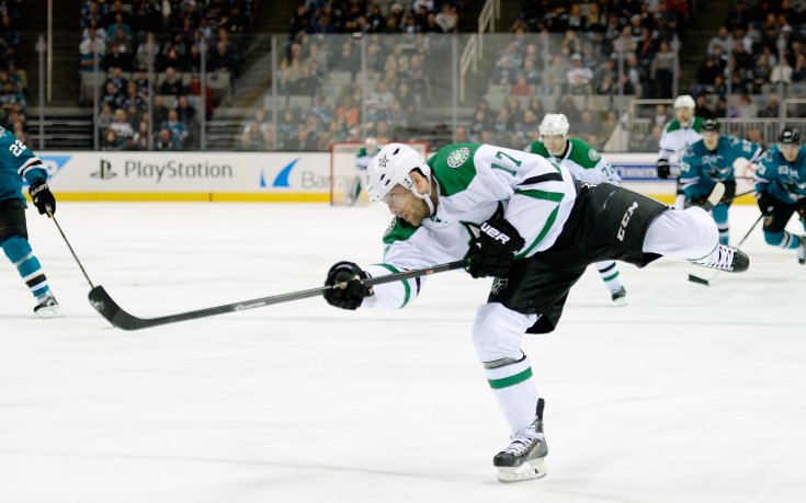 ВИДЕО: Прекратиха мач в НХЛ заради припаднал хокеист