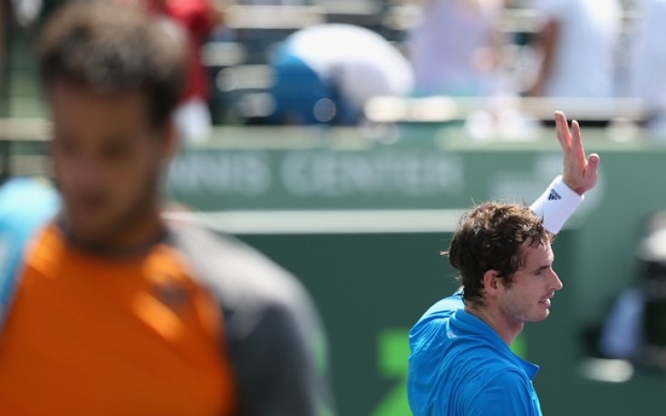 Шампионът Мъри продължава напред в Маями