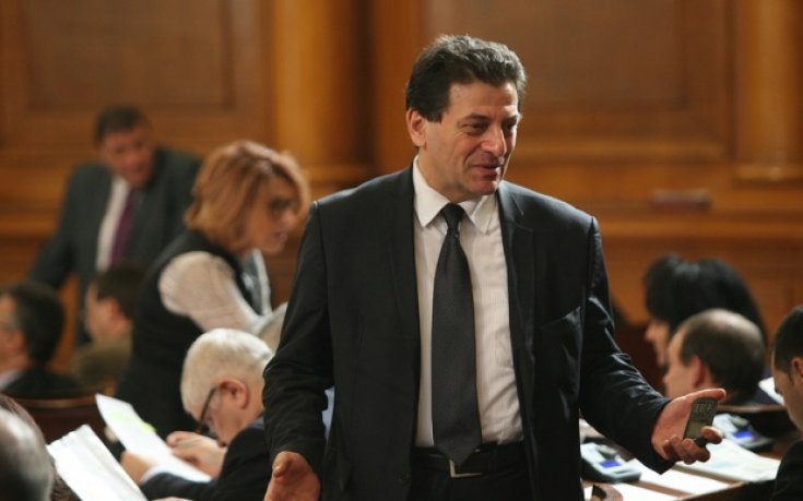 Младенов и победите над Левски убедили депутати да си купят акции на ЦСКА