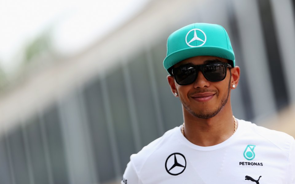 Хамилтън посвети победата си на жертвите от малайзийския самолет