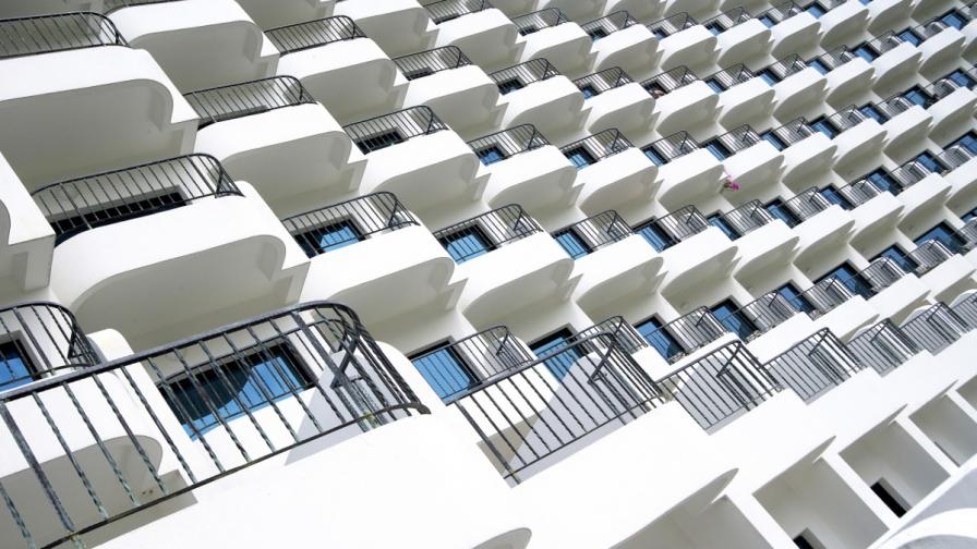 Хотелиерите в Слънчев бряг искат глоба от 300 евро за скачане от балкон