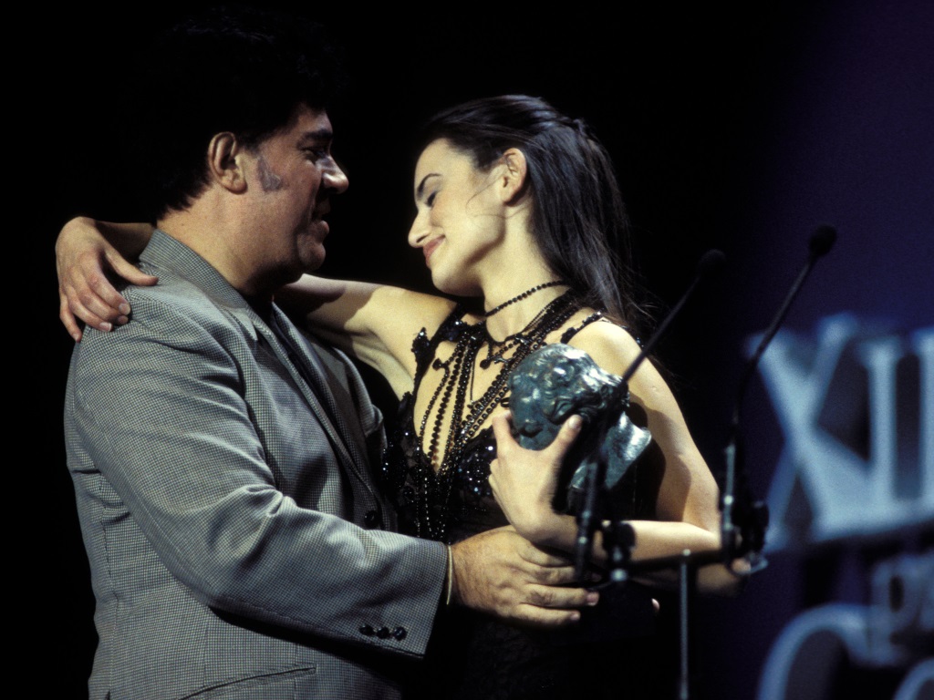 Режисьорът Педро Алмодовар дава наградата Гоя за най-добра актриса на Пенелопе Крус през 1998 г.